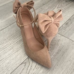Nude pumps
